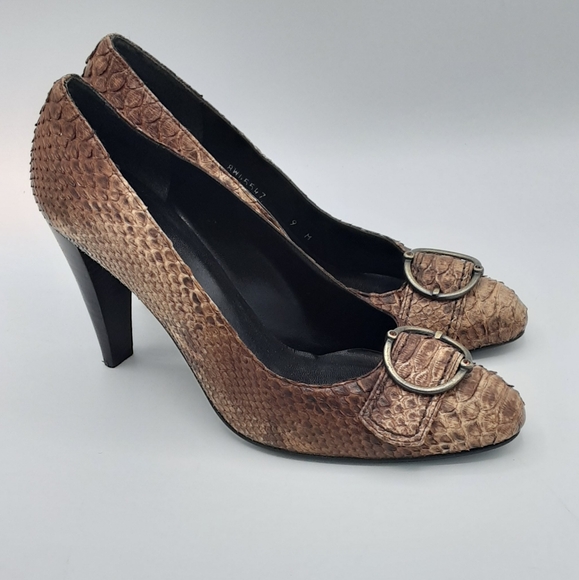Stuart Weitzman Leather Snakeskin Pump with Buckle Detail. - Picture 1 of 15